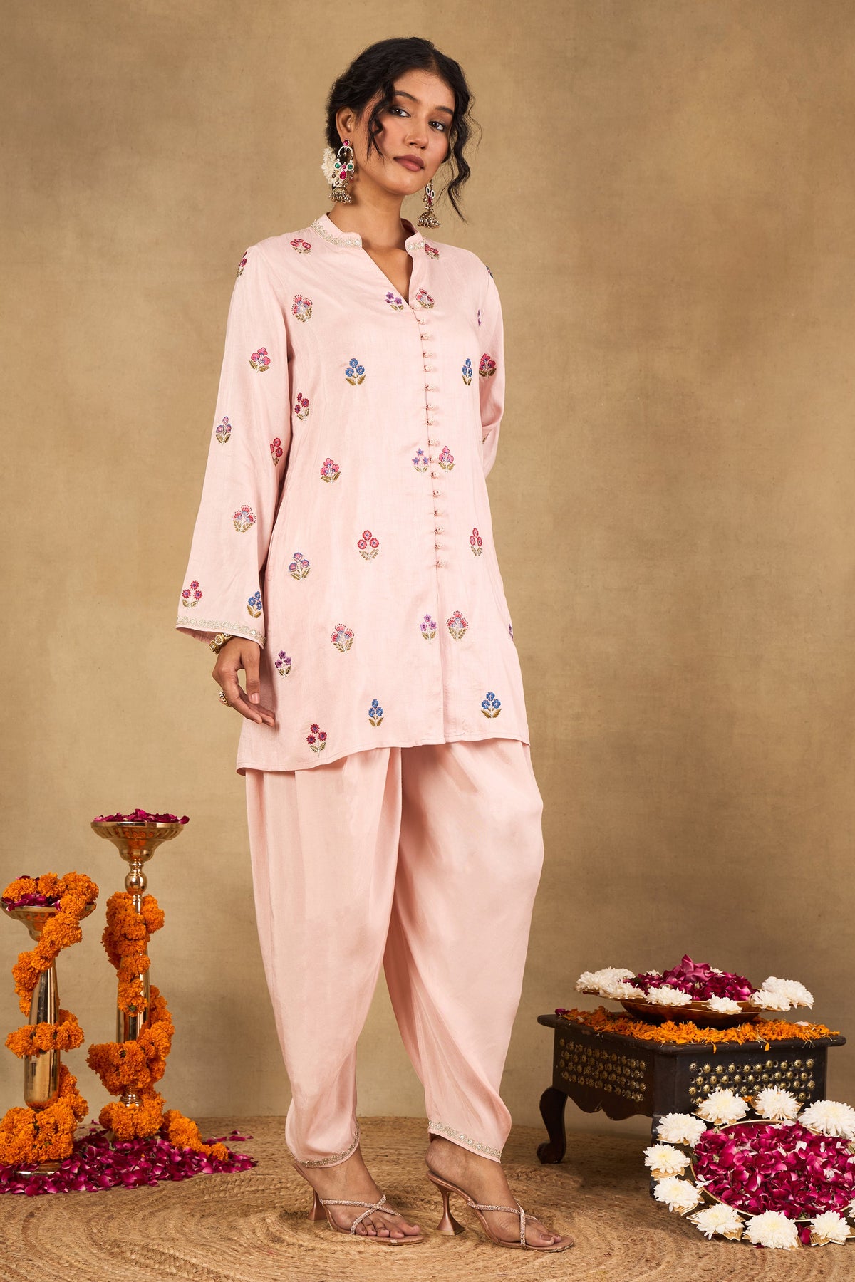 Gulabi Phool Embroidered Kurta Set