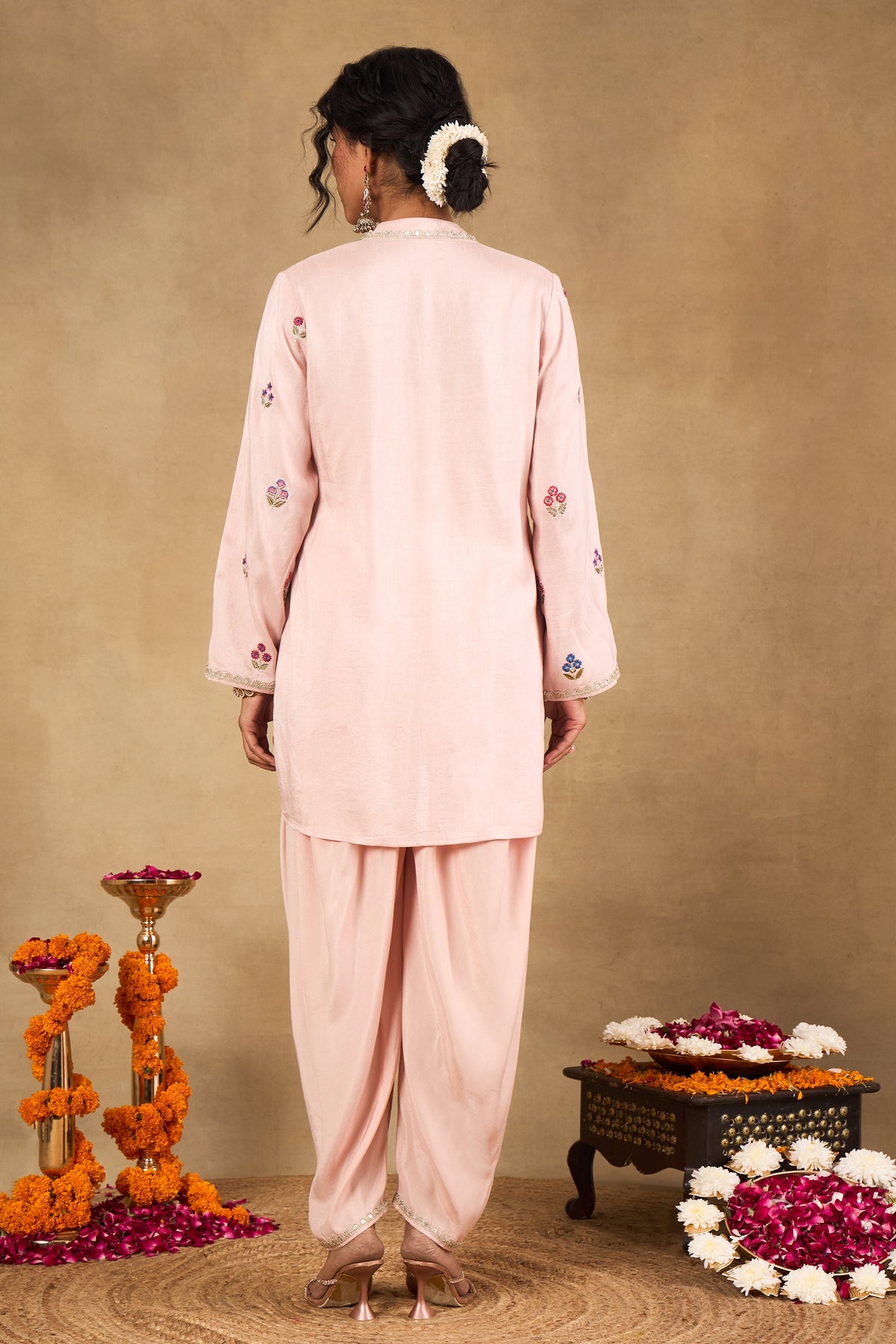 Gulabi Phool Embroidered Kurta Set