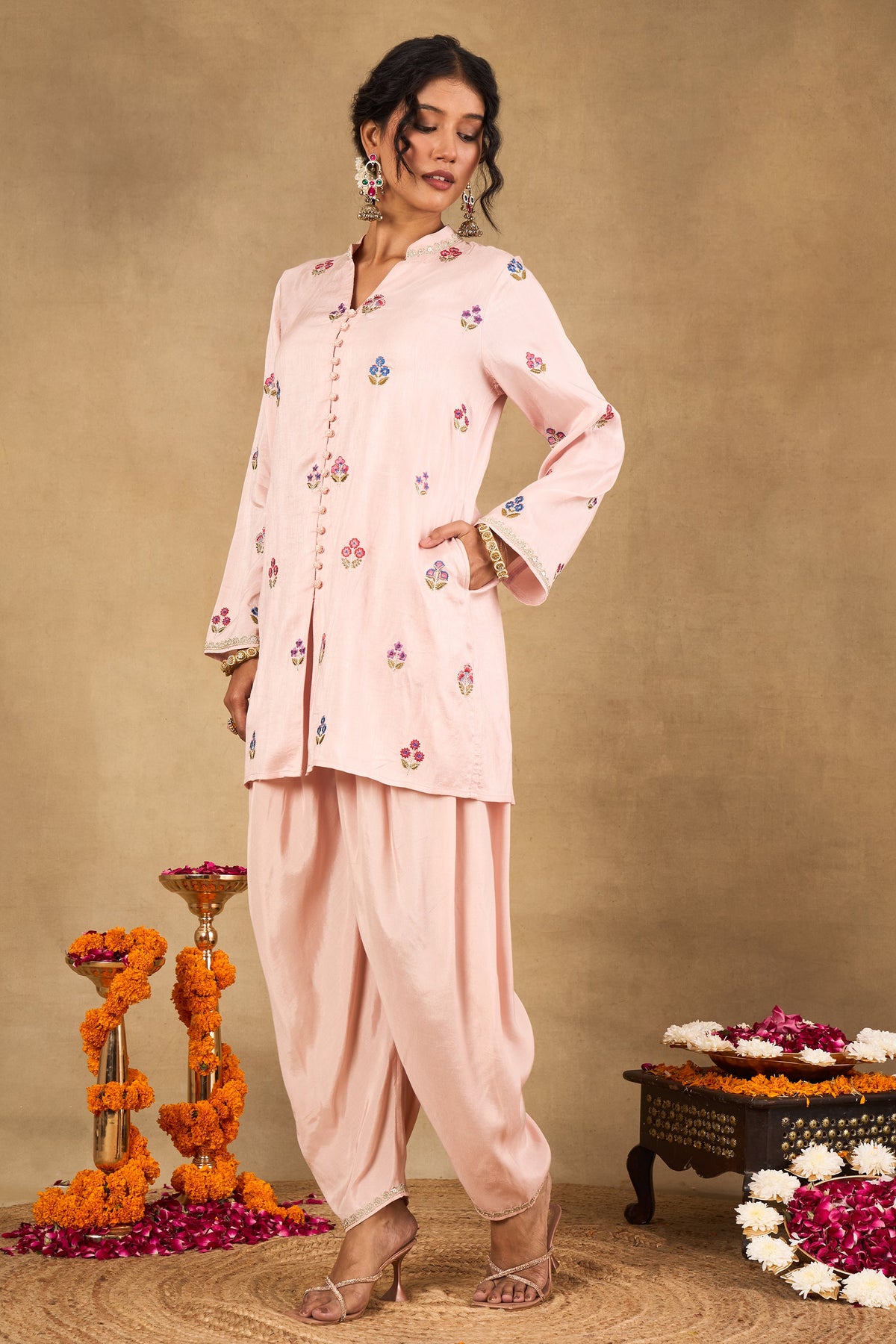 Gulabi Phool Embroidered Kurta Set